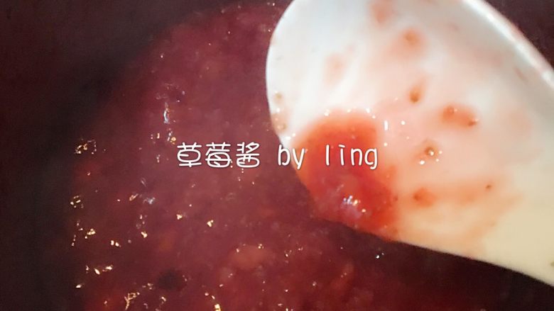 酸酸甜甜の草莓酱🍓,等到勺子上出现比较浓稠的草莓酱时,就可以收工了