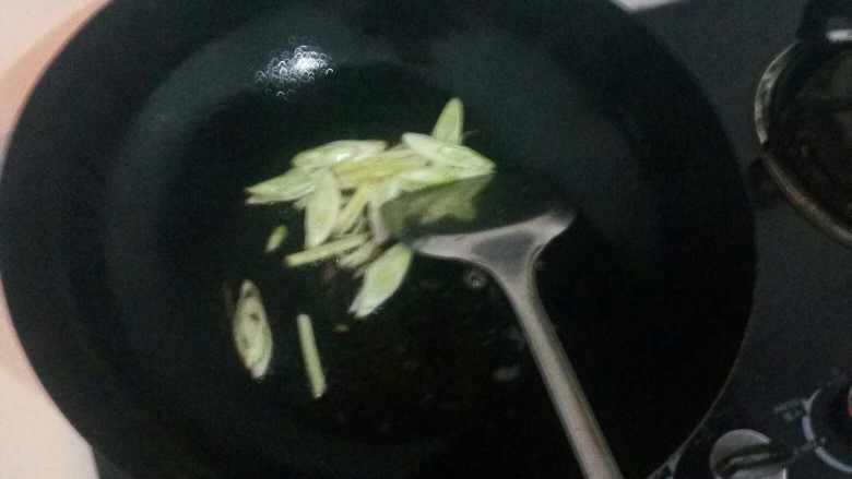 胡萝卜配西兰花,热油,加入葱花,姜丝。