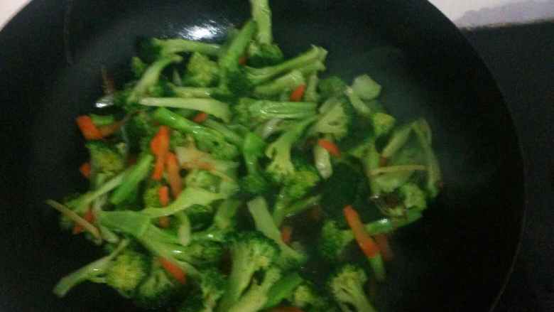 胡萝卜配西兰花,待葱、姜出味倒入西兰花。翻炒几下加入盐、味精。继续翻炒倒入少许味达美和少许水,继续炒2分钟左右就好了。注:细节看情况而定。
