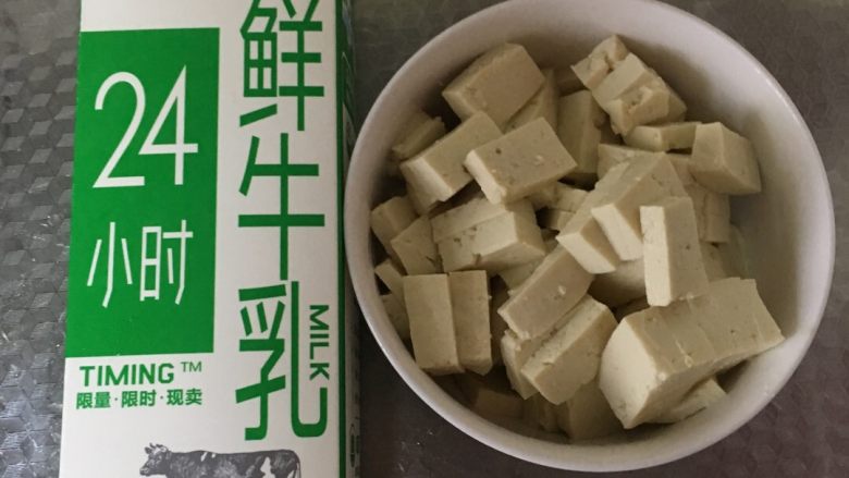 牛奶豆腐汤,去奶站买的24小时的鲜奶，才刚做好的鲜豆腐