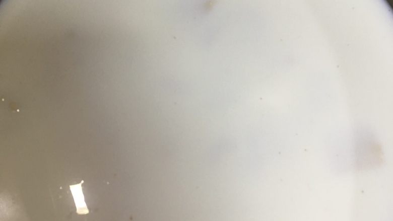 牛奶豆腐汤,把豆腐和牛奶倒入锅中，开小火煮，中途隔两分钟搅拌一次，煮冒烟，放一点点盐