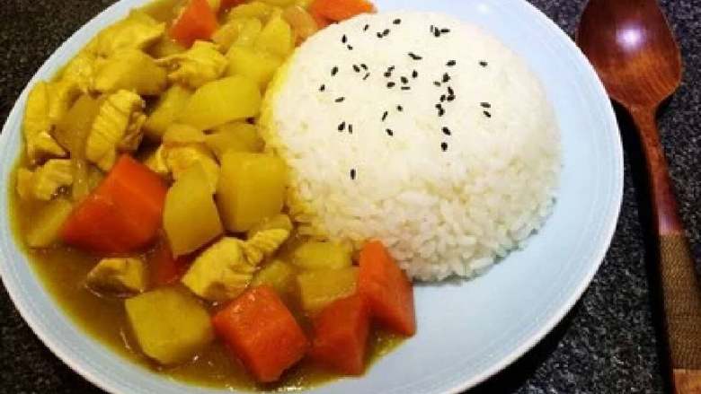 咖喱饭,按不同爱好加不同的原材料,加熬好的咖喱酱
