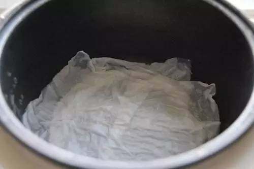 煮蛋,把纸铺在锅底,可以铺两层。然后倒一点水进去,把纸浸湿就可以啦,不需要太多哦!