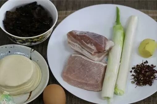 玫瑰花煎饺,准备好原材料,洗干净,陈列在盘子里
