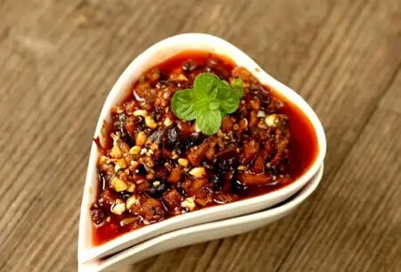 玫瑰花煎饺,准备一点调味汁,适量凉开水加入适量生抽、一点点辣椒油和自制剁椒,调成调味汁备用。