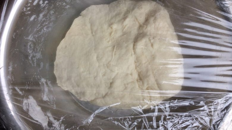 家常包子,待面团揉至表面光滑放盆里盖上保鲜膜发酵一到两小时,室温不高的话就把盆放在温水里