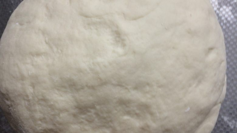 家常包子,再把发酵好的面团揉至表面光滑,把气孔里的气都排掉