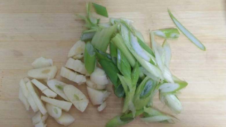 麻辣香豆腐,葱，蒜切好备用