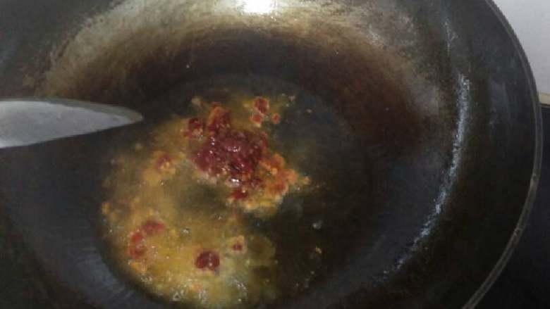 麻辣香豆腐,油锅热油六七成热时，放干辣椒，倒两勺豆瓣酱