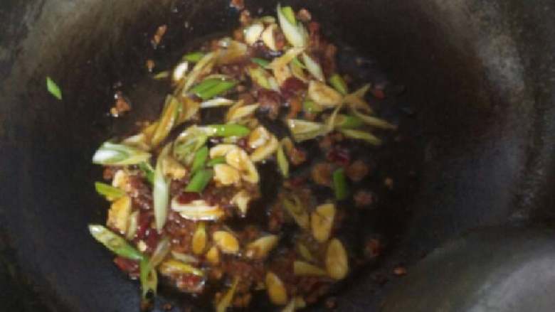 麻辣香豆腐,接着倒入葱和蒜