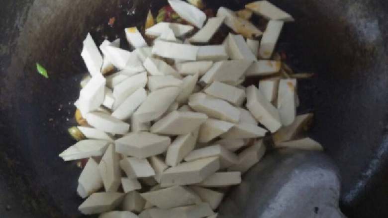 麻辣香豆腐,再倒入过水的豆腐翻炒，味重的稍加点盐