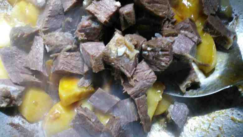 柿子土豆炖牛腩+#乐享双节#,再加牛肉翻炒