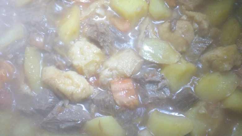 柿子土豆炖牛腩+#乐享双节#,蒸炖10分钟,土豆软烂好了,收汁翻炒出锅,因为牛肉是熟的,只要土豆好了就可以了。
