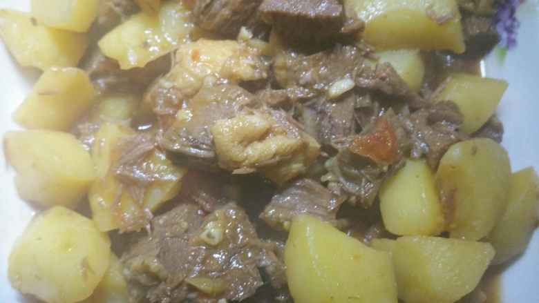 柿子土豆炖牛腩+#乐享双节#,出锅开吃。土豆软烂,牛肉软烂,很好吃,配米饭开胃。哈哈😄