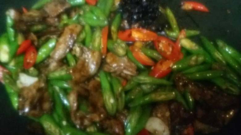 农家小炒肉,最后加入老干妈翻炒均匀即可