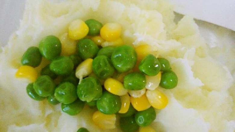 西兰花圣诞树沙拉+#食材土豆#,放入之前焯水好的玉米粒,青豆粒搅拌好(焯水时可以加盐,油)