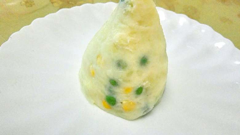 西兰花圣诞树沙拉+#食材土豆#,堆在盘子中间,堆成一个小树的底座。