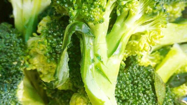 西兰花圣诞树沙拉+#食材土豆#,西兰花掰成小块,过开水(可放少量盐和油调味),捞出备用