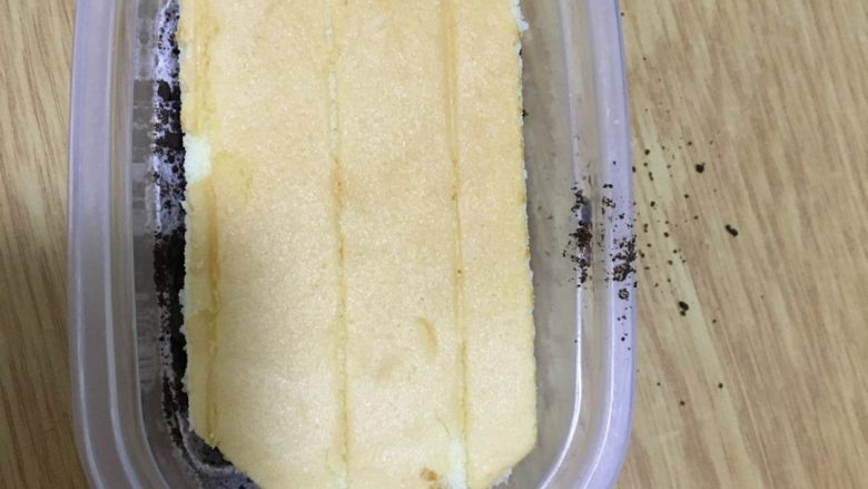 奥利奥咸奶油蛋糕,饭盒底部放上蛋糕片
