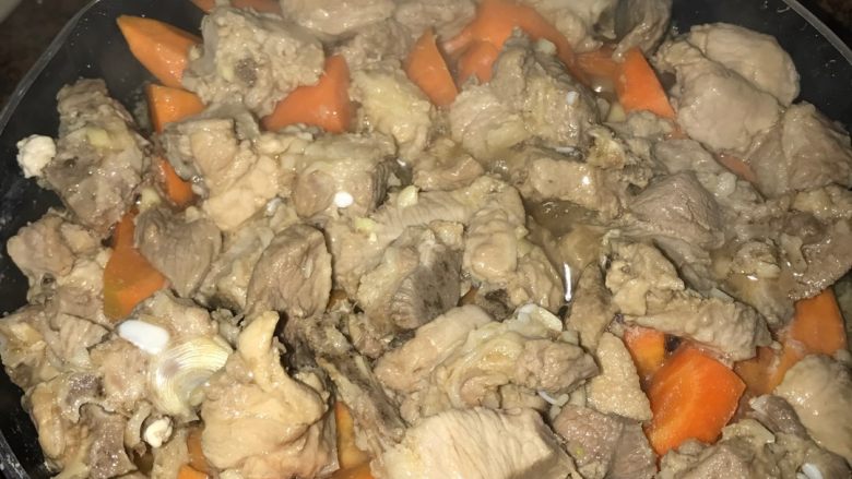 自制三汁焖锅,20分钟后打开盖,看到肉类有七八成熟后就可以进行下一步工序了