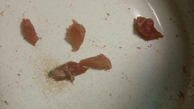 朵儿妈自制干肠16.12.28,将所有的肉切成1厘米左右的小丁(不用太精准,只要灌肠器的口能出去就好)