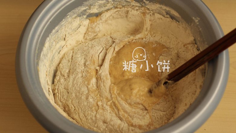 杂粮三角包,[制作杂粮三角包]：
取步骤3的酵种400G，加高筋面粉100G，<a style='color:red;display:inline-block;' href='/shicai/ 534'>全麦粉</a>40G，黑麦粉10G，水20G和盐5G搅匀。