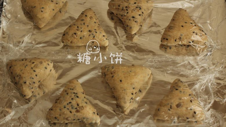 杂粮三角包,全部整形好,收口朝下放置。表面盖好保鲜膜放在温暖湿润处发酵。