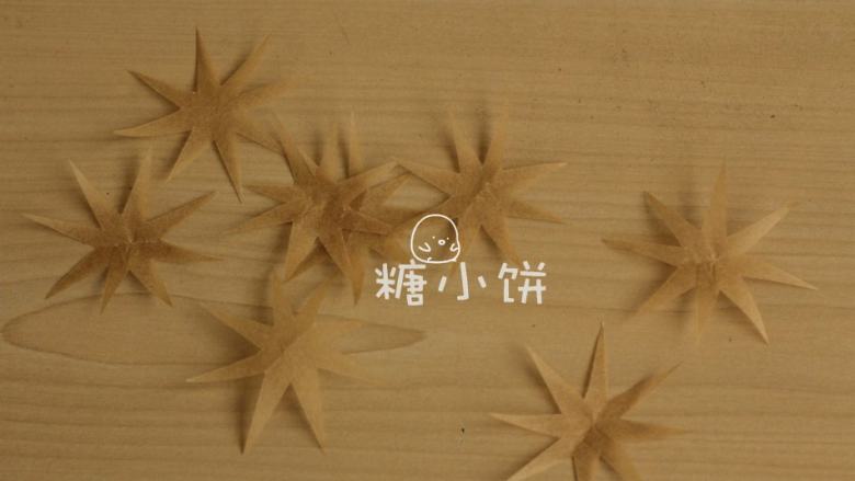 杂粮三角包,等待发酵的时候我剪了些油纸作为筛粉用的花纹,等待发酵的时候也可以把烤箱预热起来了,烤欧包石板要预热很久
烤箱里放入石板,250℃预热,一般要预热45分钟左右。