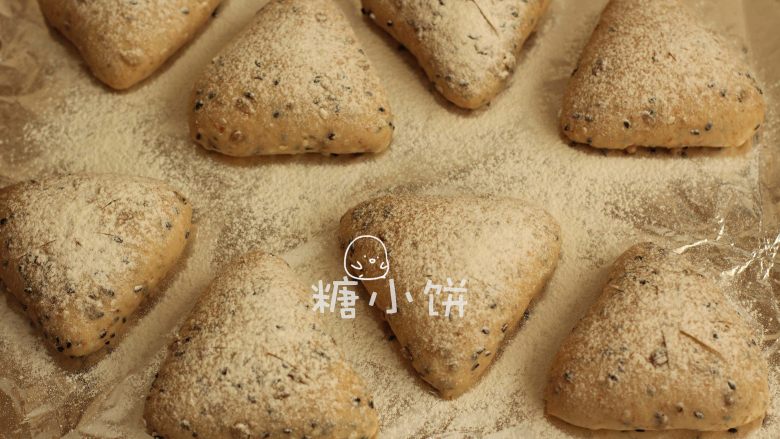杂粮三角包,表面筛上薄薄一层高筋面粉(方子分量外)。