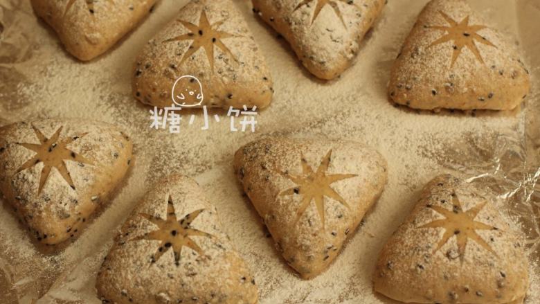 杂粮三角包,把油纸揭掉,就得到了形状。