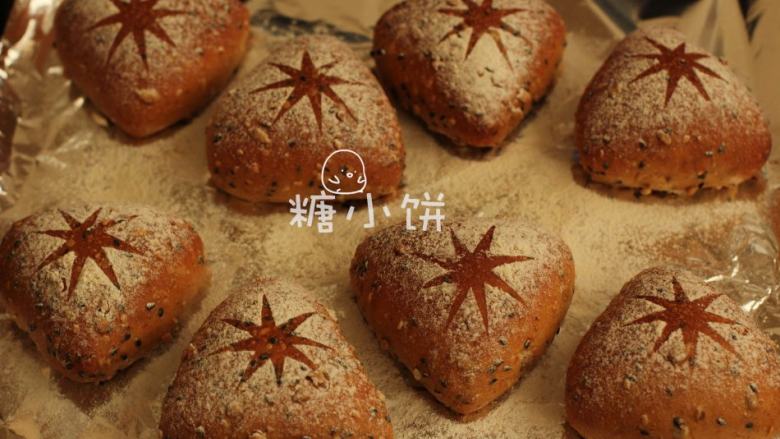 杂粮三角包,送入预热好的烤箱中上层(放在石板上)。底层放水盘,加入刚烧开的开水。
关烤箱门,转200℃烤10分钟后取出水盘,再改循环热风烤10分钟即可。