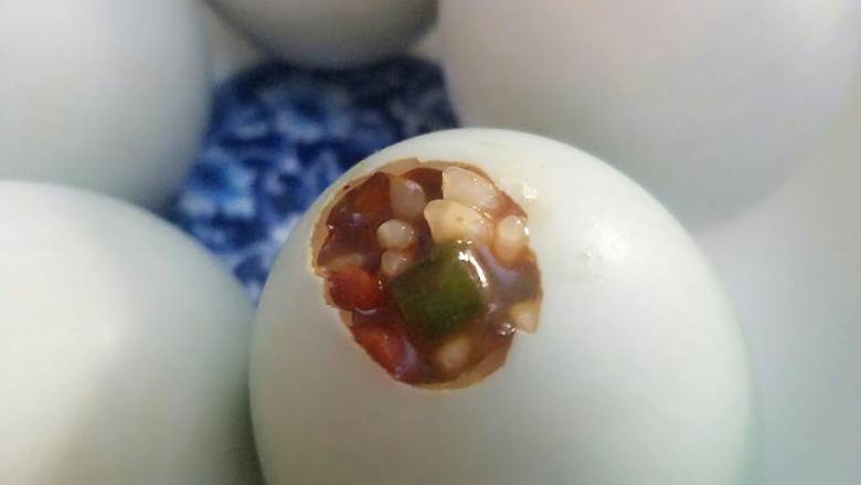 糯米蛋,接下来就是超级装蛋环节,哈哈,这一步可以把蛋壳口子剥大些了,装进馅儿,边装边用手指轻轻摁压,一定不要太用力,会挤破哦