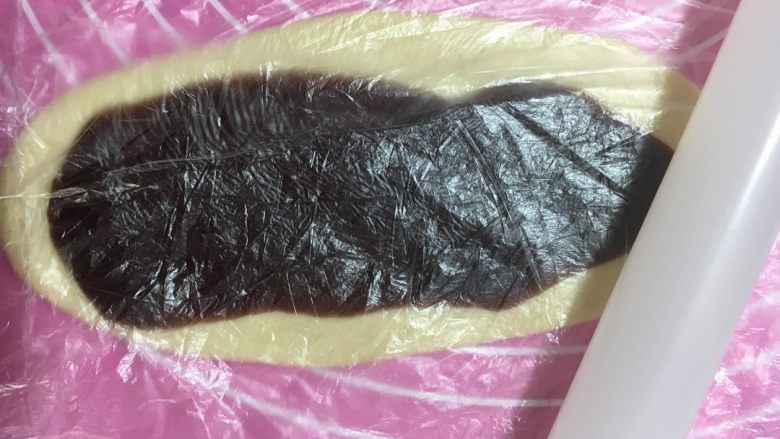 豆沙卷面包,用擀面杖轻轻擀开,小于面皮即可
