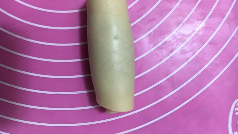 豆沙卷面包,不必卷太紧,否则不利于发酵