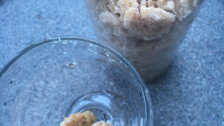 星空燕窝,在高脚玻璃杯里,先垫上一些石蜂糖