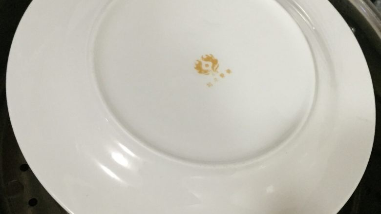 干货菌菇蒸汤 简单方便,盖上一个盘子 再盖上盖子 蒸上1一小时!