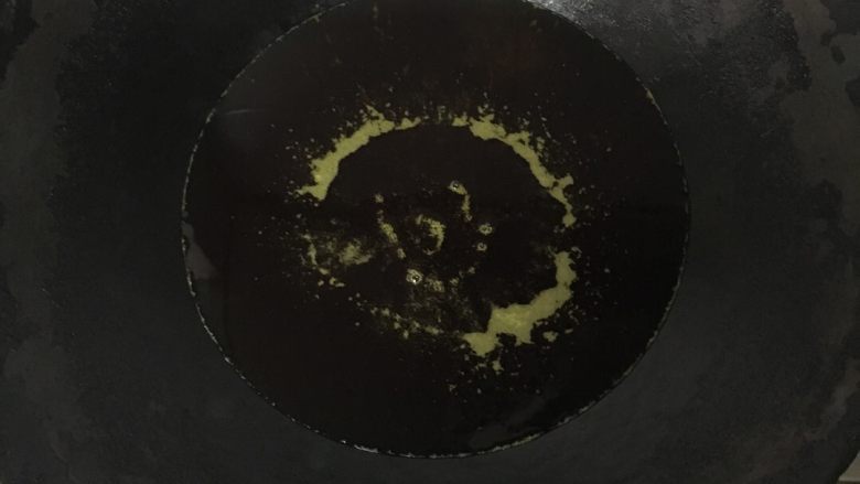 油炸腰子饼,锅中倒入油,加温至七成热,讲模具放入油中加热一下。