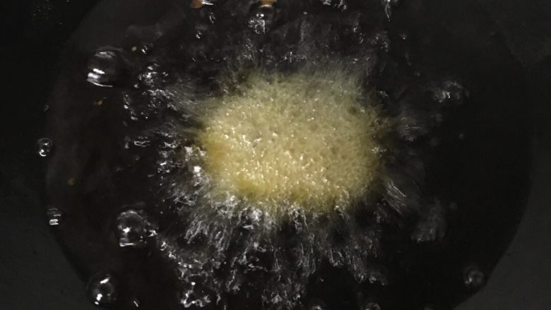 油炸腰子饼,连同模具一起放进油锅中炸,大约两分钟后,看到饼基本成型,将饼从模具中扣出来,继续炸至两面金黄就可以了。