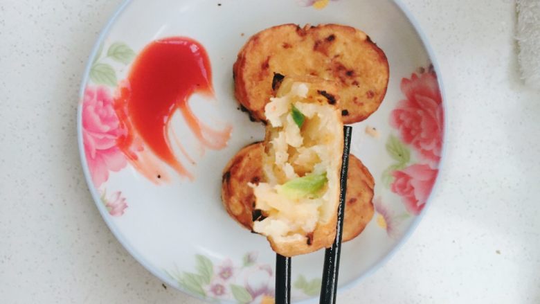 油炸腰子饼,刚出锅的腰子饼外脆内嫩,配上醋或者酱料特别好吃。