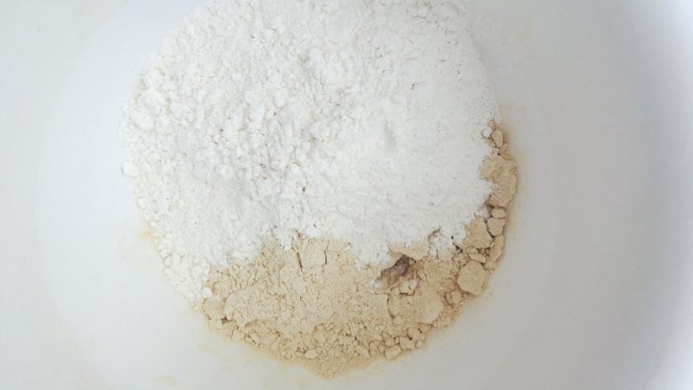 从小吃到大都吃不腻的黑芝麻桃酥,烤好的蛋糕粉冷却之后,倒入干净的搅拌盆内,倒入剩余的蛋糕粉。