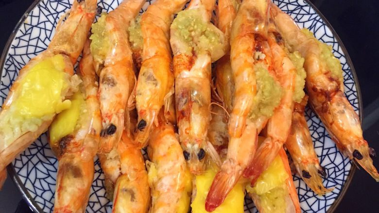 蒜蓉&芝士烤虾,5、200度上下火15分钟左右即可。