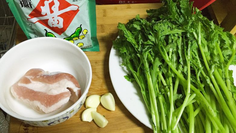 ※新手菜※酱茼蒿🌾,材料准备好，<a style='color:red;display:inline-block;' href='/shicai/ 134'>茼蒿</a>洗净备用