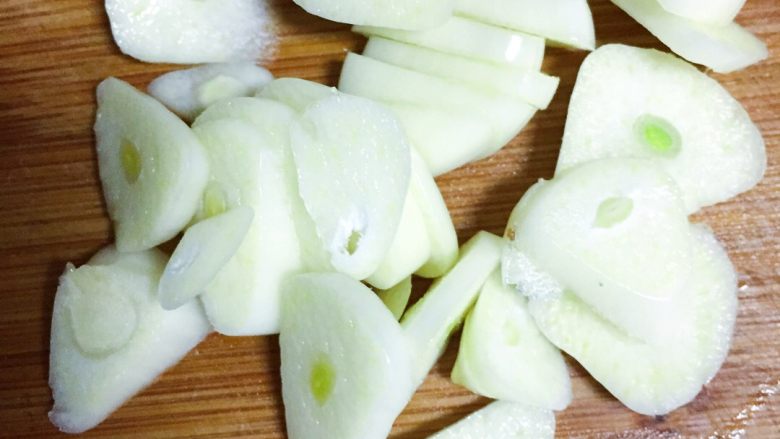 ※新手菜※酱茼蒿🌾,蒜切片