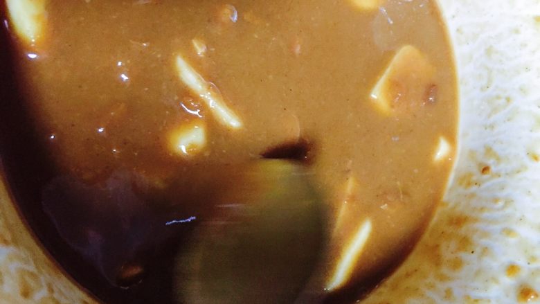 ※新手菜※酱茼蒿🌾,常氏豆瓣酱里添加半碗<a style='color:red;display:inline-block;' href='/shicai/ 156925'>水</a>把切好的蒜片也加进去搅拌均匀备用