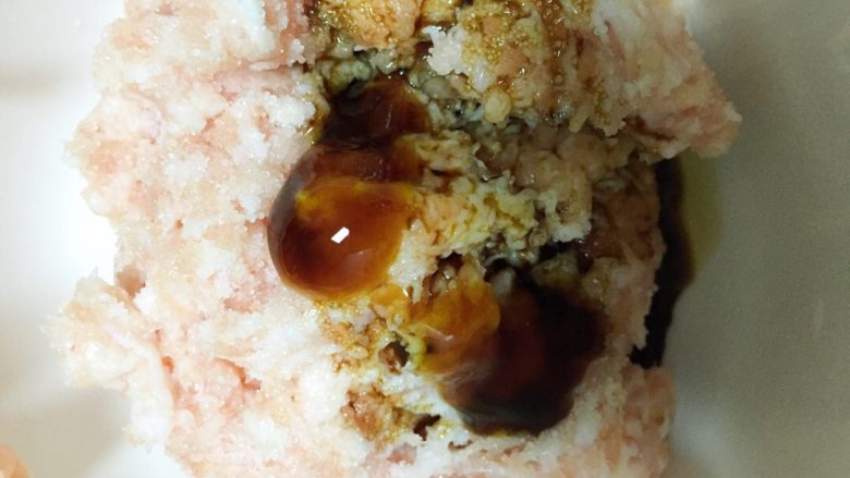 ※新手菜※酱茼蒿🌾,搅好的肉沫放入1/4盐加入一小勺<a style='color:red;display:inline-block;' href='/shicai/ 721'>蚝油</a>拌匀备用