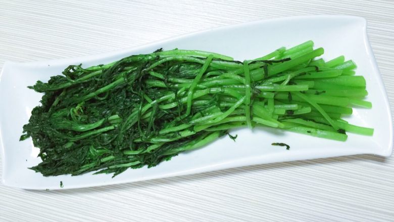 ※新手菜※酱茼蒿🌾,最好找个长盘子或则鱼盘子，抄好的茼蒿顺着摆盘备用像这样就好☺