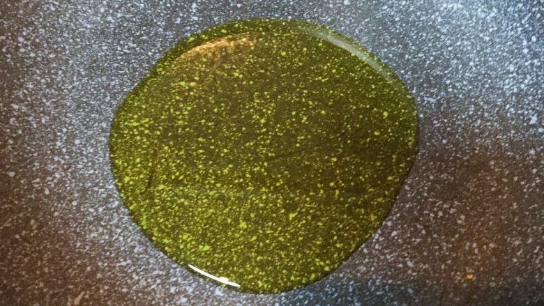 ※新手菜※酱茼蒿🌾,锅预热倒入少许油