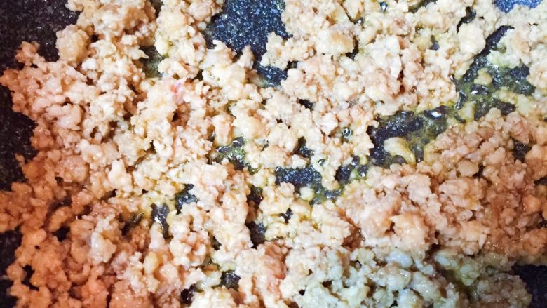 ※新手菜※酱茼蒿🌾,把腌好的肉沫倒入锅中翻炒熟