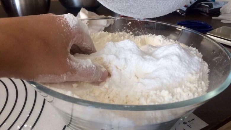 苏式月饼, 1.制作水油皮，面粉、猪油、糖粉、水全部混合，手工和面半小时，放置保鲜袋中静置30分钟；2.油酥材料全部混合，放入保鲜袋中静置30分钟