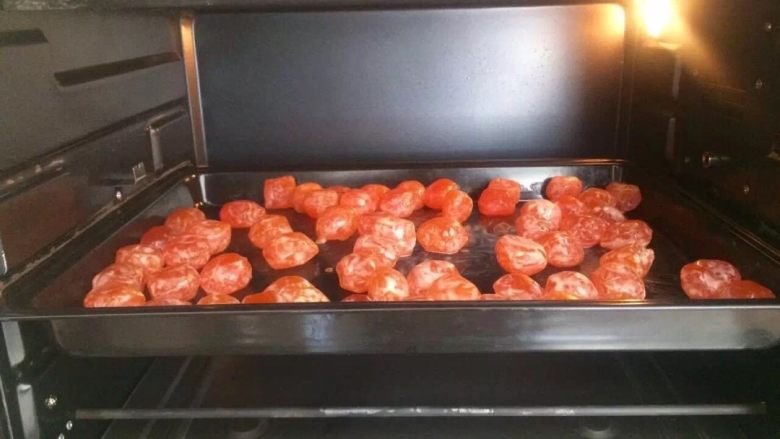 苏式月饼,.咸蛋黄在高度白酒中腌制10分钟，放入烤箱160度烤8分钟
4.豆沙馅、水油皮、油酥分别均分成15份；
5.用豆沙馅包咸蛋黄，水油皮包油酥，盖保鲜膜静置15分钟；
6.水油皮包油酥擀成椭圆形后卷起，静置15分钟，压扁，擀圆；